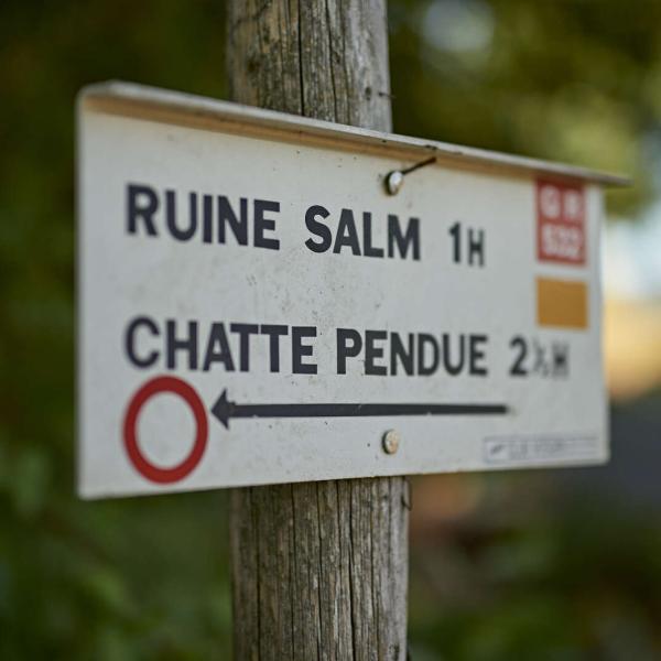 Bambois farm and inn walk: at the foot of a mountain range